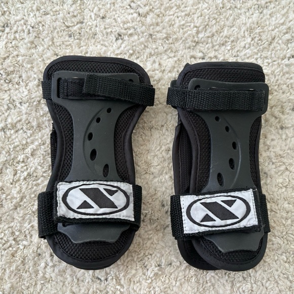 DBX Rollerblading Protective Gear - Picture 3 of 8